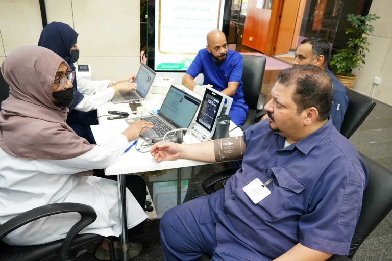 مجمع الملك فهد لطباعة المصحف الشريف يشارك في حملة التبرع بالدم \”اقتداء وعطاء\”