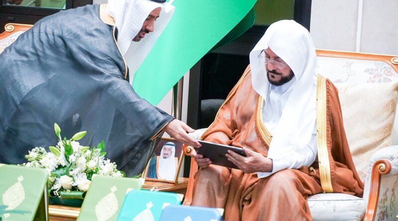 الوزير د.عبداللطيف آل الشيخ: خادم الحرمين الشريفين وسمو ولي العهد -حفظهما الله – يوليان مجمع الملك فهد لطباعة المصحف الشريف عناية واهتمامًا بالغين وزير الشؤون الإسلامية يدشّن ست روايات جديدة بمجمع الملك فهد لطباعة المصحف الشريف