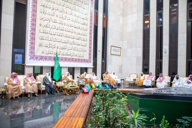 الوزير د. عبداللطيف آل الشيخ: الترجمات لمعاني القرآن الكريم تجسّد عناية خادم الحرمين الشريفين وسمو ولي العهد بكتاب الله، وحرصهما على خدمة المسلمين وتمكينهم من فهمه بلغاتهم وزير الشؤون الإسلامية يدشّن مشروع طباعة ترجمتين جديدتين بمجمع الملك فهد بالمدينة المنورة