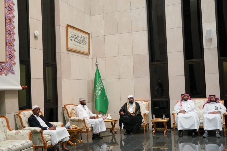 مجمع الملك فهد لطباعة المصحف الشريف يستقبل القائم بأعمال رئيس محكمة الأحوال الشخصية في كينيا