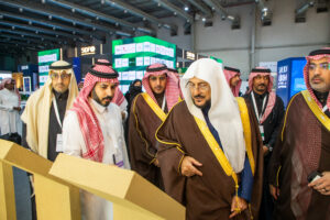 وزير الشؤون الإسلامية يفتتح جناح الوزارة في معرض صُنع في السعودية