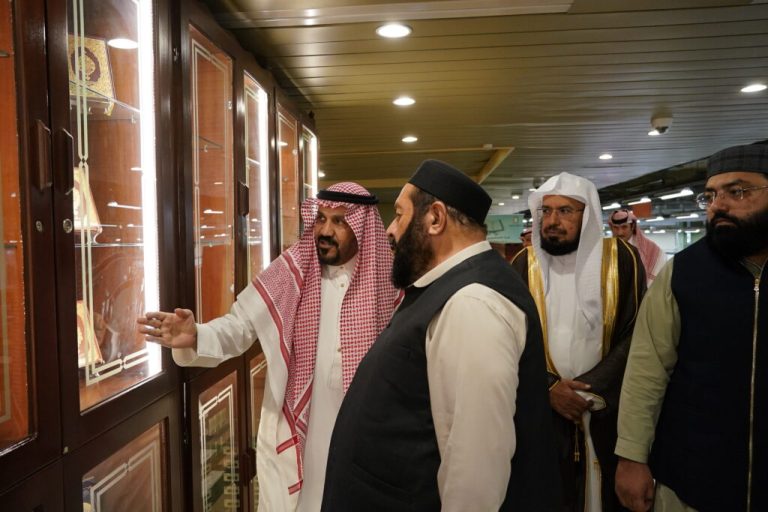 رئيس جمعية ومشايخ علماء باكستان يشيد بدور المملكة في العناية بكتاب الله