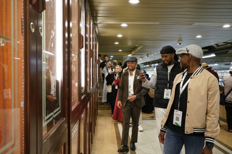 مجمع الملك فهد لطباعة المصحف الشريف يستقبل وفد وزارة الرياضة ضمن برنامج رحلة المشاعر المقدسة