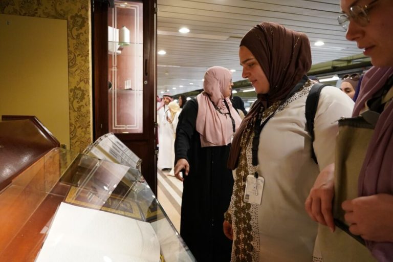 مجمع الملك فهد لطباعة المصحف الشريف يستقبل وفد مبادرة «عمرة العالم»