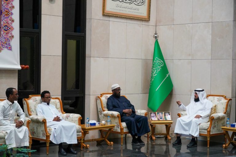 وزير الأوقاف الصومالي يزور مجمع الملك فهد لطباعة المصحف الشريف ويشيد بجهود المملكة في خدمة القرآن الكريم