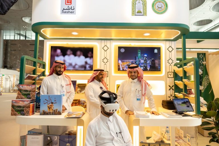 تقنيات الواقع الافتراضي تستوقف زوار ركن الشؤون الإسلامية في معرض الدوحة الدولي للكتاب