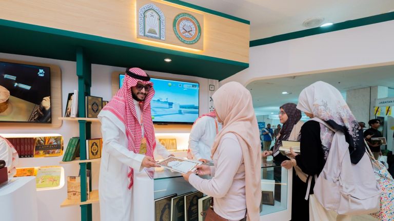 وزارة الشؤون الإسلامية تُبرز عنايتها بالقرآن الكريم وخدماتها الرقمية والمخطوطات النادرة في معرض كوالالمبور الدولي للكتاب 2026
