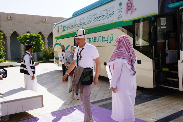 ضمن البرنامج الثقافي خلال تواجدهم بالمدينة المنورة ضيوف برنامج خادم الحرمين الشريفين يزورون مُجمّع الملك فهد لطباعة المصحف الشريف