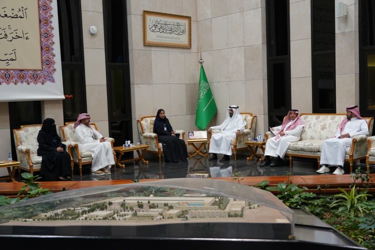 مجمع الملك فهد يستقبل وفدًا من هيئة حقوق الإنسان ويستعرض مسيرته الرائدة في خدمة القرآن الكريم