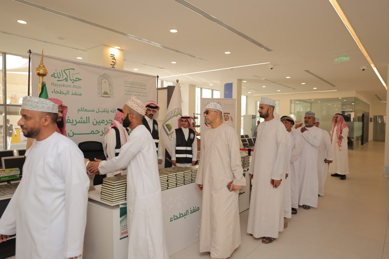 الشؤون الإسلامية تكمل توزيع (1.9) مليون نسخة من هدية خادم الحرمين الشريفين من المصحف الشريف على الحجاج المغادرين في موسم حج 1447هـ