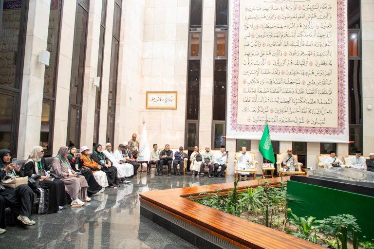 ضيوف الدفعة الأولى من برنامج خادم الحرمين الشريفين يزورون مجمع الملك فهد لطباعة المصحف الشريف بالمدينة المنورة