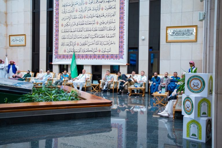 ضيوف الدفعة الثانية من برنامج خادم الحرمين الشريفين للعمرة والزيارة يزورون مجمع الملك فهد لطباعة المصحف الشريف
