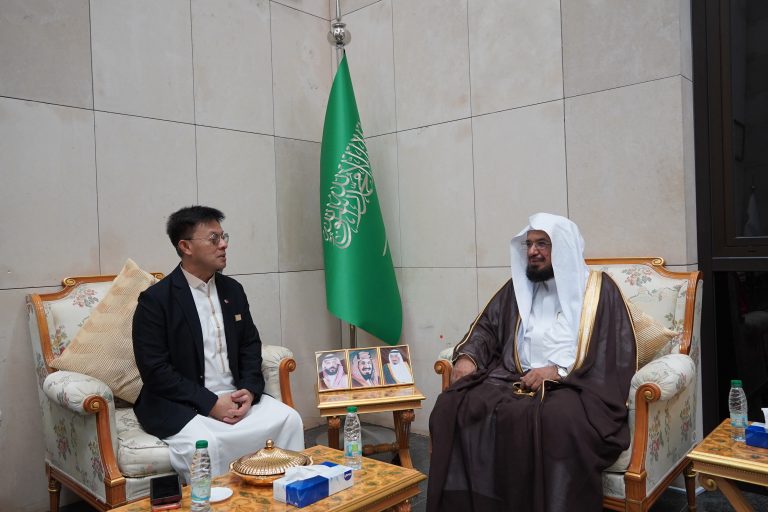 وزير شؤون المسلمين بالفلبين يزور مجمع الملك فهد لطباعة المصحف الشريف بالمدينة المنورة