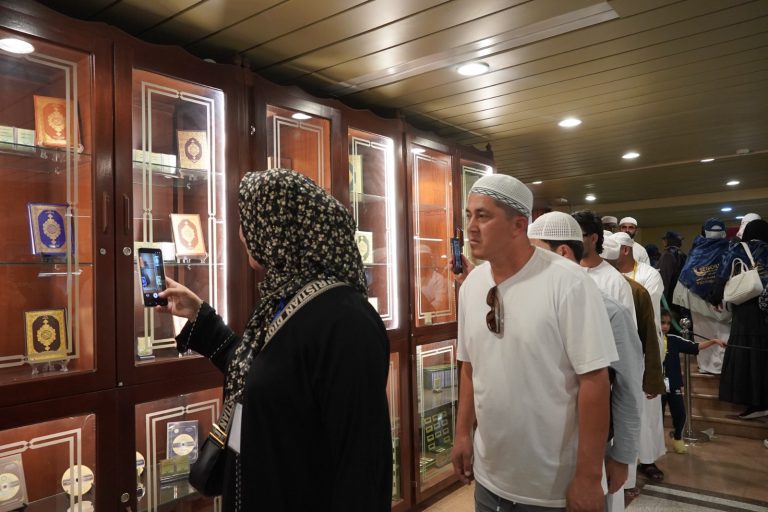مجمع الملك فهد لطباعة المصحف الشريف يسجل أعلى معدل يومي للزيارة في تاريخه باستقبال (10,558) زائرًا وزائرة من مختلف دول العالم