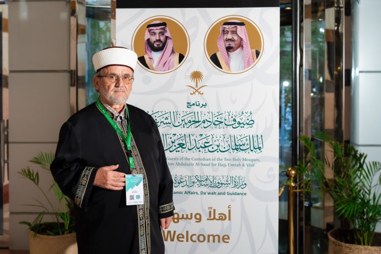 المستشار الديني للجمهورية اليونانية أحد ضيوف برنامج خادم الحرمين الشريفين للعمرة والزيارة.. يعود إلى مجمع الملك فهد لطباعة المصحف الشريف مستعيدًا ذكريات عقدين من العمل العلمي