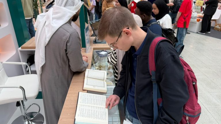مراحل طباعة المصحف الشريف وترجمة معاني كلمات القرآن الكريم تثير إعجاب زوار ركن الشؤون الإسلامية بموسكو