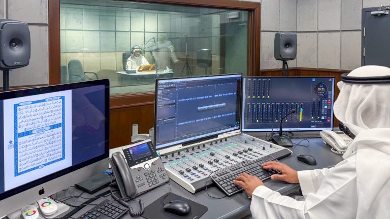 بين الهندسة الصوتية والتدقيق العلمي.. مجمع الملك فهد يخلد تلاوات نخبة من قراء العالم الإسلامي بأعلى معايير الإتقان