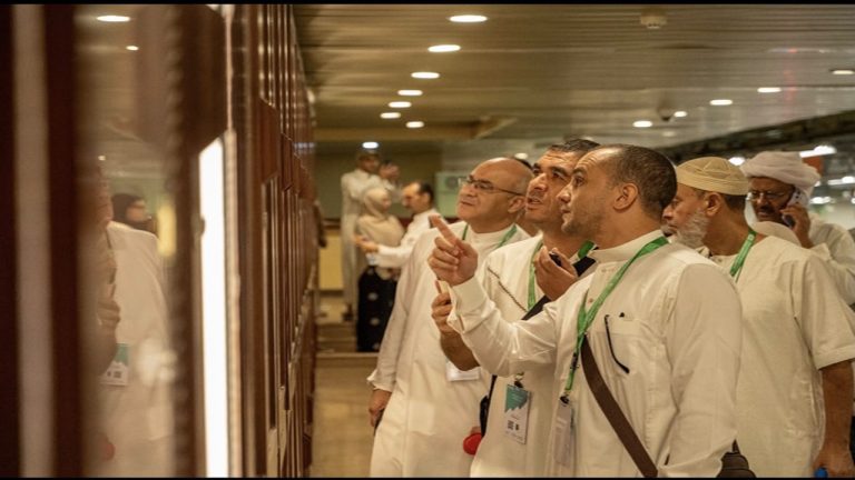 ضيوف الدفعة الثالثة من برنامج خادم الحرمين الشريفين يزورون مجمع الملك فهد ويطّلعون على تطور منظومة طباعة المصحف الشريف