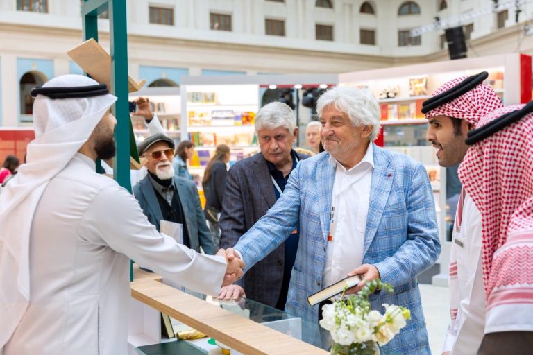 مسؤولان روسيان يزوران ركن وزارة الشؤون الإسلامية في معرض موسكو الدولي للكتاب