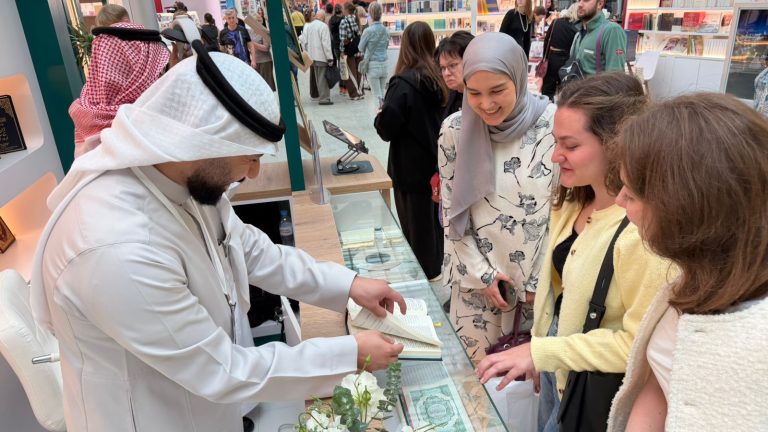 طالبتان من جامعة موسكو تُبديان إعجابهما بمشاركة وزارة الشؤون الإسلامية في معرض موسكو الدولي للكتاب