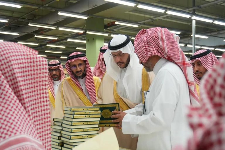 نائب أمير المدينة المنورة يتفقد سير العمل ومراحل الإنتاج بمجمع طباعة المصحف الشريف