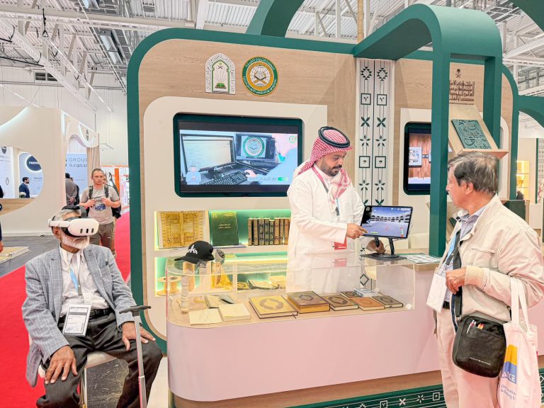 وزارة الشؤون الإسلامية تستقبل زوار ركنها في معرض فرانكفورت الدولي للكتاب 2026
