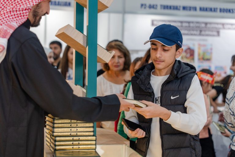 مجمع الملك فهد لطباعة المصحف الشريف يختتم مشاركته في معرض باكو الدولي للكتاب 2026م