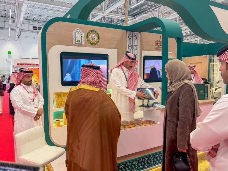 سعادة القائم بالأعمال بالإنابة في سفارة المملكة بألمانيا يزور ركن الشؤون الإسلامية في معرض فرانكفورت الدولي للكتاب .